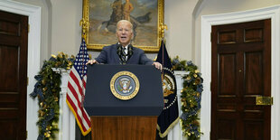 Joe Biden hinter einem Pult im weißen Haus