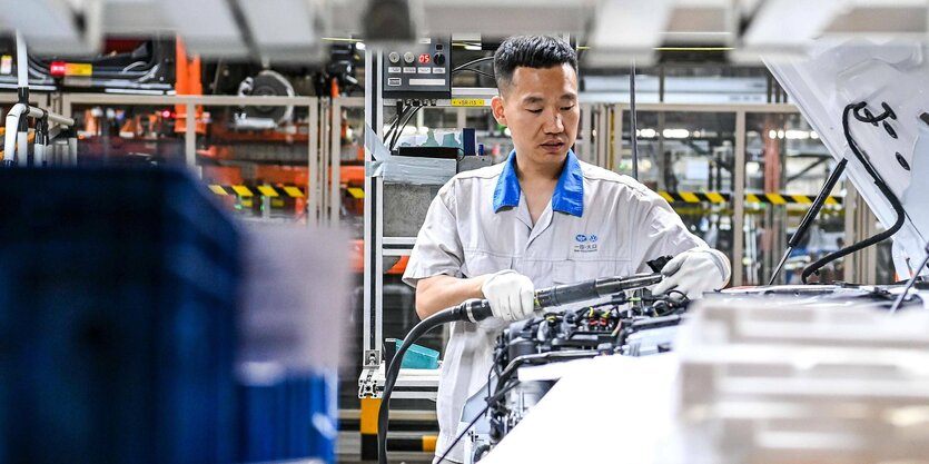 Ein Arbeiter in der Produktionshalle einer Autofabrik