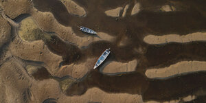 2 Boote liegen in einem ausgetrockneten Flussbett