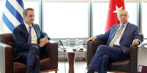 Mitsotakis und ERdogan sitzen auf Sesseln