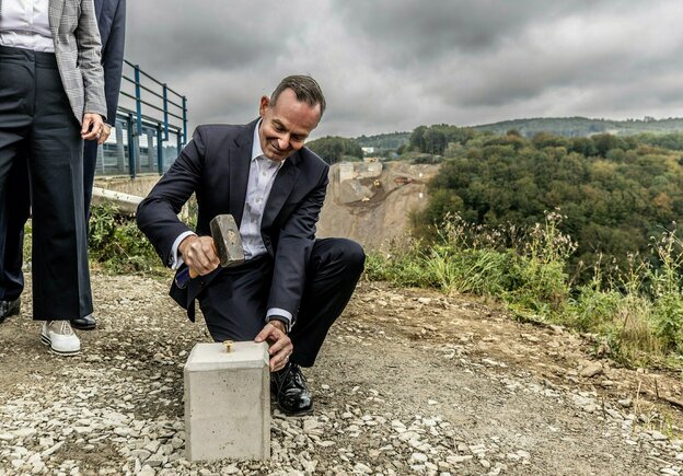 Volker Wissing schlägt mit dem Hammer einen Messpunkt in eine Betonstele