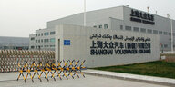 Metallabsperrung vor einem Fabrikgebäude von VW in China