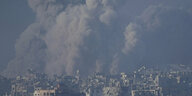 Aufsteigender Rauch nach der Bombardierung von Gaza