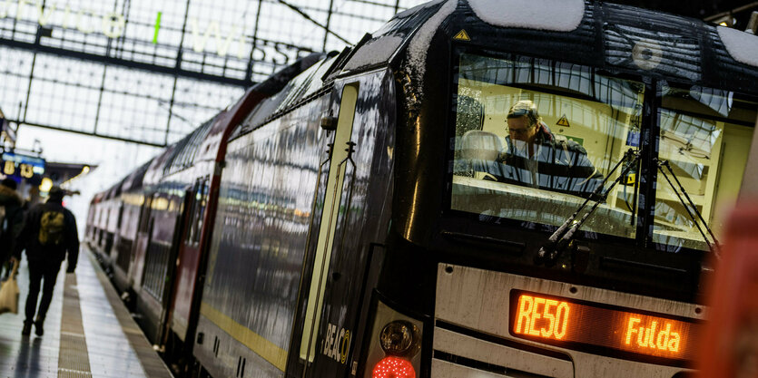 Ein Lokführer steht mit seinem Zug im Frankfurter Hauptbahnhof.