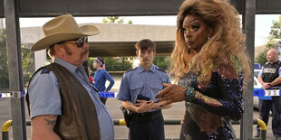 Eine Filmszene zeigt eine Dragqueen und einen Sheriff