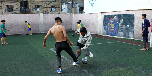 Jugendliche spielen Fußball