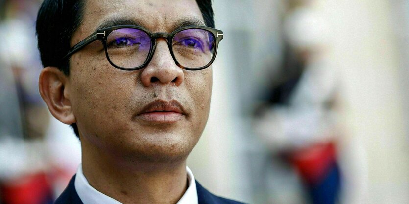 Andry Rajoelina trägt eine schwarze Rahmenbrille, hat schwarze Haare und trägt einen Anzug