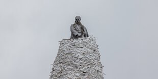 Eine Statue des ukrainischen Nationaldichters Tavas Schewtschenko in Charkiw, von Sandsäcken geschützt.