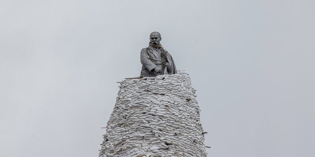 Eine Statue des ukrainischen Nationaldichters Tavas Schewtschenko in Charkiw, von Sandsäcken geschützt.