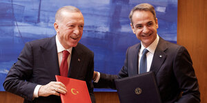 Kyriakos Mitsotakis und Tayyip Erdogan posieren lächelnd für ein Foto