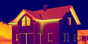 Blaue, gelbe und rote Stellen einer Thermografie eines Einfamilienhaus