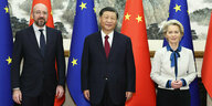 Xi Jinping, Charles Michel und Ursula von der Leyen stehen beisammen