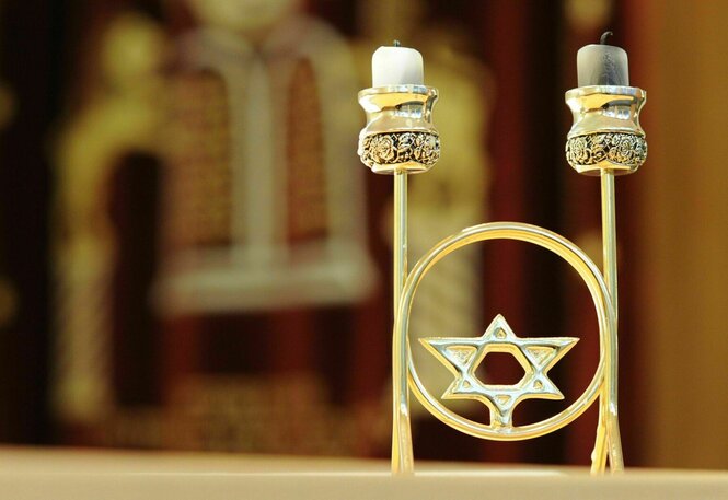 Ein goldfarbener Kerzenständer mit Davidstern steht in der Synagoge in Pinneberg