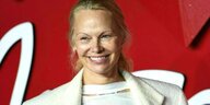 Pamela Anderson lächelt ungeschminkt in die Kameras