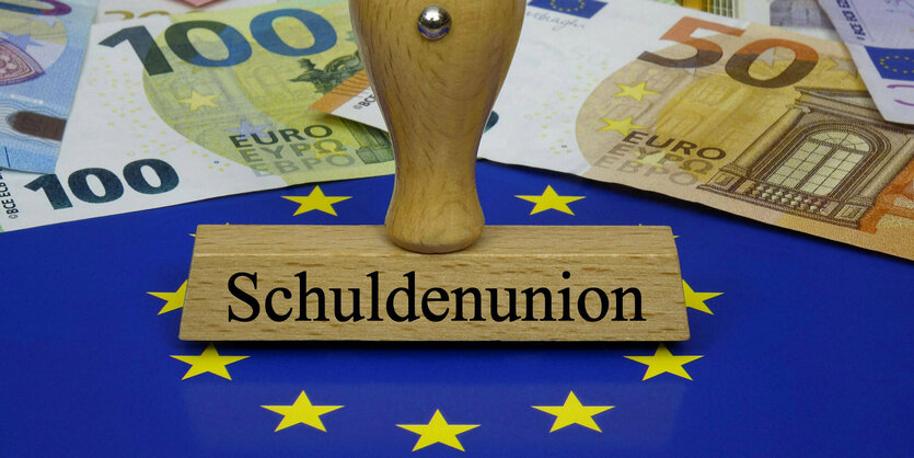 Ein Stempel mit der Aufschrift Schuldenunion steht auf Geldscheinen.