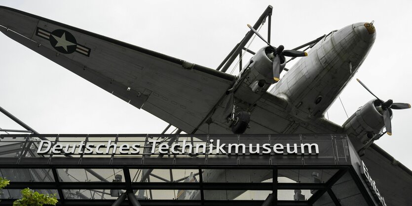 Ein Flugzeug auf dem Dach