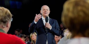 Olaf Scholz spricht mit Bürgern und Bürgerinnen