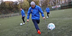 Fußballspieler mit amputierten Beinen beim Training