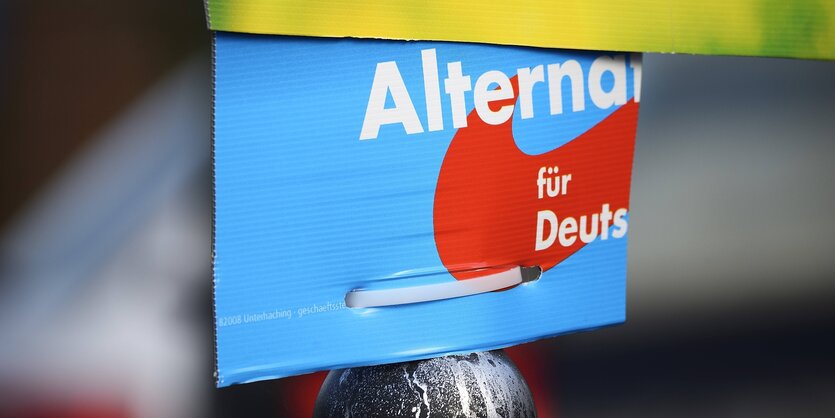 Zerstörtes Wahlplakat der AFD