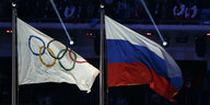 Schwierige Nähe: Olympische und russische Flagge bei den Sotschi-Spielen.