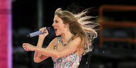 Taylor Swift singt mit wehenden Haaren