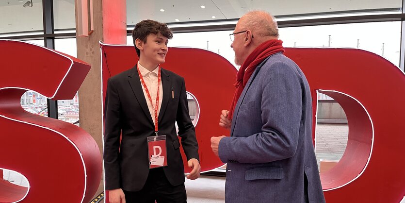 Der Schüler Otto Ellerbrock und de Abgeordnete Axel Schäfer auf dem SPD-Parteitag in Berlin