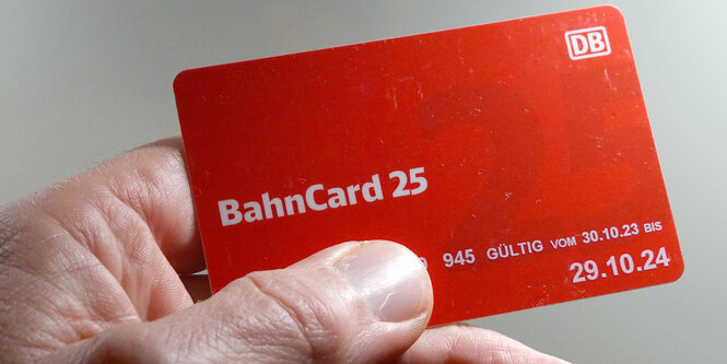 Eine Bahncard in einer Hand