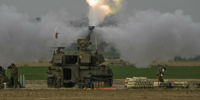 Eine explosionartige Wolke über einem panzerähnlichem Fahrzeug