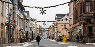 Blick auf die fast leere Einkaufsstraße in Sonneberg