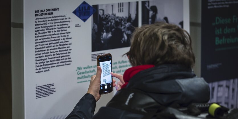 Besucherin in der Ausstellung