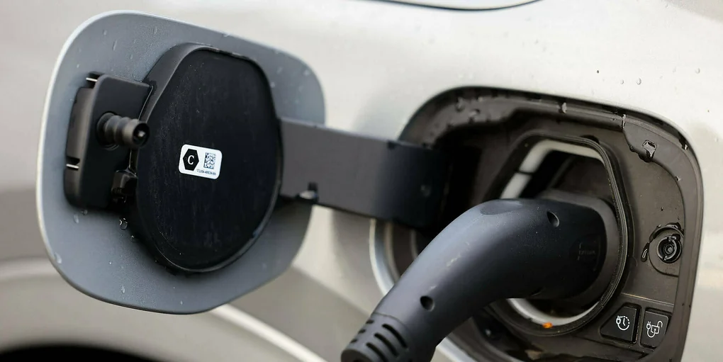 Ein E-Auto an einer Ladestation.