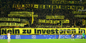 Protestspruchbänder auf der Südtribüne von Borussia Dortmund