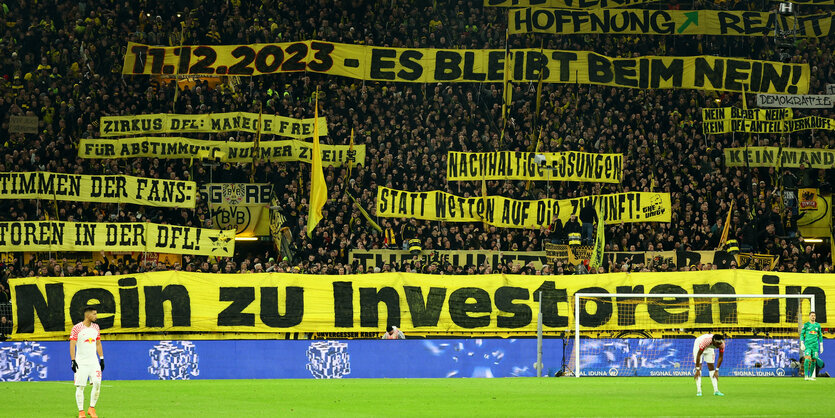 Protestspruchbänder auf der Südtribüne von Borussia Dortmund