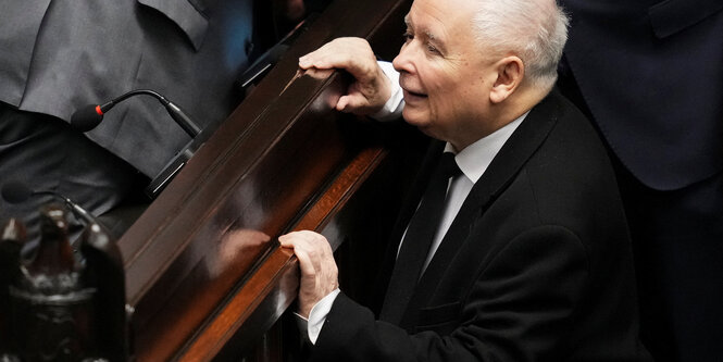 Jaroslaw Kaczynski im Gedränge