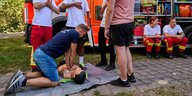 Erste Hilfe vor einem Feuerwehrwagen beim Fußballspiel der Outreach-Jugendlichen gegen die Feuerwehr im September