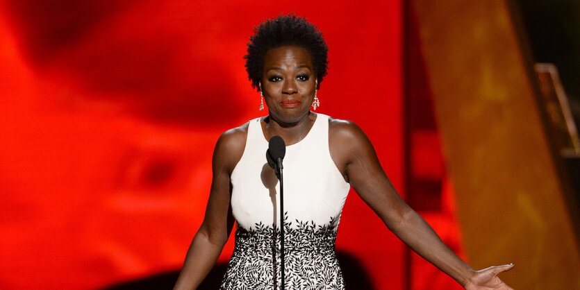 Viola Davis auf der Emmy-Bühne vor einem Mikro