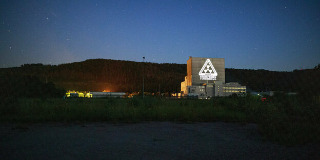Eine Lichtprojektion auf dem Gebaüde des ehemaligen Atomkraftwerks Würgassen