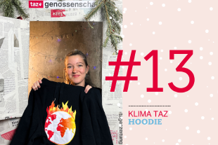 Annika Reiß sitzt in der geöffneten Tür und hält das Klimahub-Hoodie in der Hand.