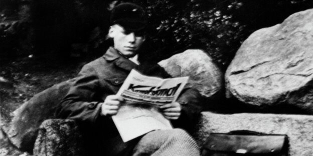 Herbert Frahm, später Willy Brandt, liest als junger Mann eine Zeitung
