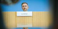 Christian Lindner sitzt hinter einer Bank