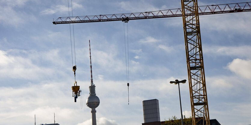 Kräne in Berlin, im Hintergrund der Fernsehturm