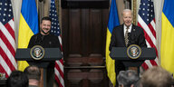 Die Präsidenten Wolodimir Selenski und Joe Biden vor Fahnen bei ihrer gemeinsamen Pressekonferenz in Washington.