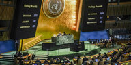 Monitore zeigen das Ergebnis der Abstimmung in der Generalversammlung der Vereinten Nationen