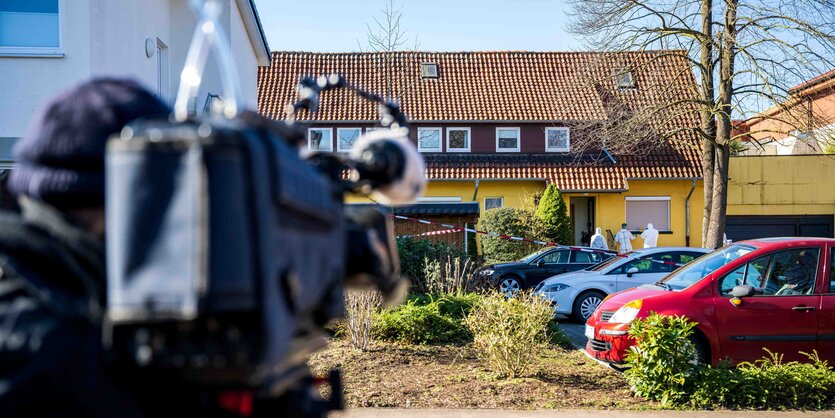 Einsatzkräfte sichern die Spuren an einem gelb gestrichenen Wohnhaus in Bramsche.