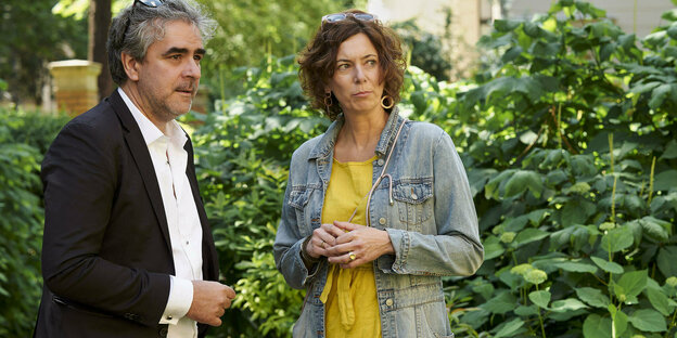 Deniz Yücel und Eva Menasse stehen vor grünem Gestrüpp und schauen in eine Richtung