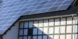 Dach eines Fachwerkhauses mit Solarpanelen