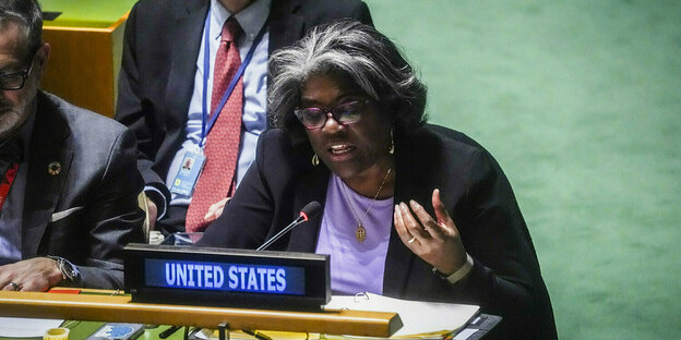 Die UN-Botschafterin der USA, Linda Thomas-Greenfield spricht in der Generalversammlung