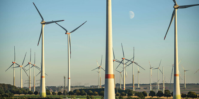 Windräder in einem Windpark