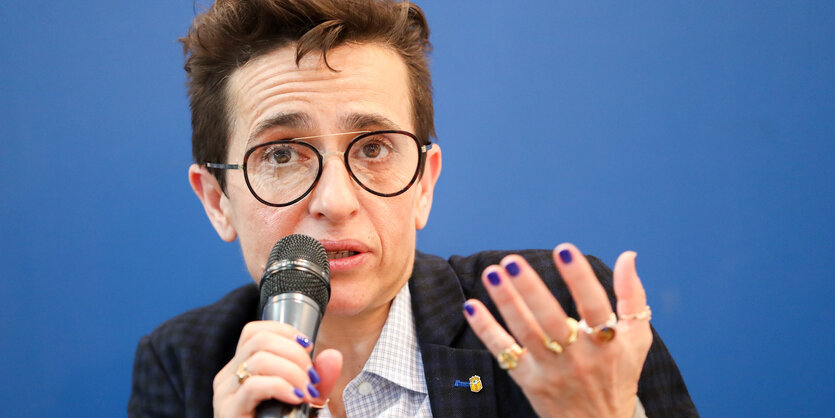 Publizistin Masha Gessen spricht in ein Mikrofon