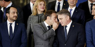 Gruppenfoto mit Politikern, Emmanuel Macron spricht hinter vorgehaltener Hand mit Željko Komšić